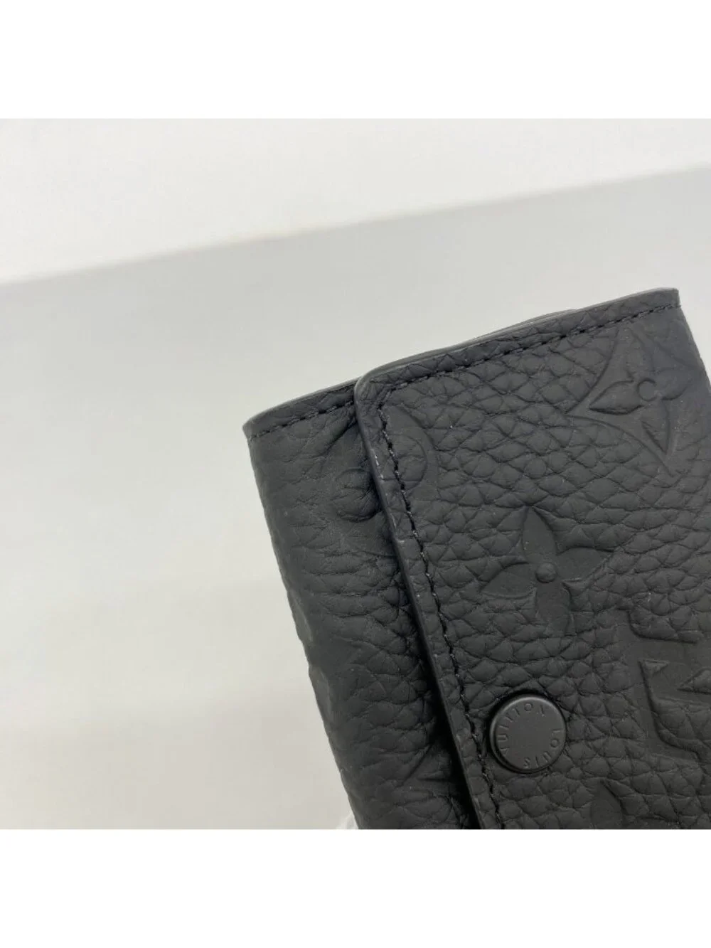 Louis Vuitton Key Case Taurillon Multicles 6 Black Key Holder